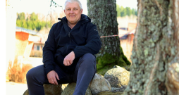 Zosēnu kooperatīvās krājaizdevu sabiedrības valdes priekšsēdētājs Jānis Livčāns: "Mūsu priekšrocība ir tā, ka mēs strādājam šeit – Cēsu un apkārtējos novados – un bankas nemaz tik labprāt kredītus šeit neizsniedz. Kredītu nekustamā īpašuma pirkšanai šajos novados mēs dažkārt spējam izsniegt ar aptuveni divreiz zemākām likmēm nekā bankas." Zosēnu kooperatīvās krājaizdevu sabiedrības valdes priekšsēdētājs Jānis Livčāns: "Mūsu priekšrocība ir tā, ka mēs strādājam šeit – Cēsu un apkārtējos novados – un bankas nemaz tik labprāt kredītus šeit neizsniedz. Kredītu nekustamā īpašuma pirkšanai šajos novados mēs dažkārt spējam izsniegt ar aptuveni divreiz zemākām likmēm nekā bankas."