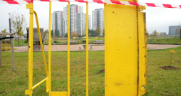 Norobežojumi Skanstes parkā.