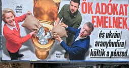 Ungārijā valdošie spēki priekšvēlēšanu kampaņā aktīvi izmanto Ukrainas nomelnošanas tēmu. Vienā no plakātiem redzams opozīcijas
līderis Pēters Maģars (no labās) ar Ukrainas un ES līderiem. Aģitācijas plakātu rotā sauklis: “Viņi paaugstina nodokļus un tērē jūsu naudu zelta podiem Ukrainā!” Ungārijā valdošie spēki priekšvēlēšanu kampaņā aktīvi izmanto Ukrainas nomelnošanas tēmu. Vienā no plakātiem redzams opozīcijas
līderis Pēters Maģars (no labās) ar Ukrainas un ES līderiem. Aģitācijas plakātu rotā sauklis: “Viņi paaugstina nodokļus un tērē jūsu naudu zelta podiem Ukrainā!”