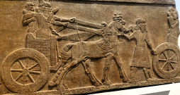 Alabastra sienas panelis Britu muzejā, kurā attēlots karalis Tiglats Pilesers III (valdīšanas gads 745.–727. g. p.m.ē.) savos ratos.