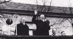 Valsts un ministru prezidents K. Ulmanis un kara ministrs ģenerālis Jānis Balodis pie Rīgas pils. 1936. gada 1. aprīlis. Valsts un ministru prezidents K. Ulmanis un kara ministrs ģenerālis Jānis Balodis pie Rīgas pils. 1936. gada 1. aprīlis.