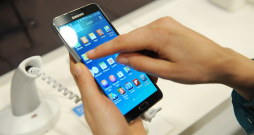 "Samsung" viedtālrunis.
