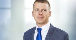 Dāvis Skulte, SIA "Elenger" valdes priekšsēdētājs: "Lai gan konflikts Tuvajos Austrumos ir izraisījis gāzes un naftas cenu pieaugumu, gāzes pieejamība joprojām ir stabila un piegādes notiek, kā ierasts un bez traucējumiem. Eiropa vairāk balstās uz piegādēm no ASV, Norvēģijas un Āfrikas, un tai ir plašāka piegāžu diversifikācija." Dāvis Skulte, SIA "Elenger" valdes priekšsēdētājs: "Lai gan konflikts Tuvajos Austrumos ir izraisījis gāzes un naftas cenu pieaugumu, gāzes pieejamība joprojām ir stabila un piegādes notiek, kā ierasts un bez traucējumiem. Eiropa vairāk balstās uz piegādēm no ASV, Norvēģijas un Āfrikas, un tai ir plašāka piegāžu diversifikācija."
