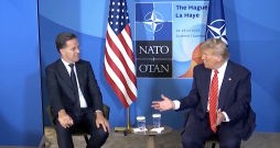 NATO ģenerālsekretārs Marks Rute un ASV prezidents Donalds Tramps.