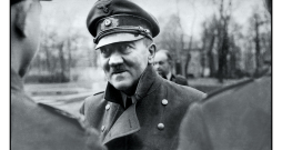 Viens no pēdējiem Ādolfa Hitlera attēliem 1945. gada aprīlī. Ādolfs Hitlers pasniedz Dzelzs krusta apbalvojumus Hitlera jaunatnes (Hitlerjugend) biedriem.