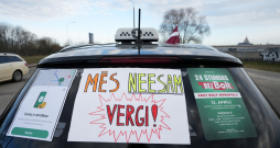 Zaķusalā notiek protesta akcija, kuru rīko Latvijā licencētie taksometru vadītāji pret "Bolt" īstenoto politiku, jo valdība nav izpildījusi nozares izvirzīto ultimātu un nav veikusi reālus soļus platformas monopola ierobežošanai. Zaķusalā notiek protesta akcija, kuru rīko Latvijā licencētie taksometru vadītāji pret "Bolt" īstenoto politiku, jo valdība nav izpildījusi nozares izvirzīto ultimātu un nav veikusi reālus soļus platformas monopola ierobežošanai.
