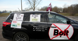 Zaķusalā notiek protesta akcija, kuru rīko Latvijā licencētie taksometru vadītāji pret "Bolt" īstenoto politiku, jo valdība nav izpildījusi nozares izvirzīto ultimātu un nav veikusi reālus soļus platformas monopola ierobežošanai.
