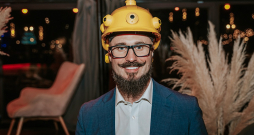 "Šobrīd "Helm X" viedās ķiveres tiek testētas vienā no pasaules vadošajiem enerģētikas uzņēmumiem – "British Petroleum", aprīļa beigās plānojam doties uz Lībiju, kur veiksim pilotprojektu Lībijas nacionālajā naftas kompānijā "National Oil Corporation" – veidosim gan digitālo dvīni, gan pilotēsim ķiveri," stāsta uzņēmuma "3D Engineering" valdes priekšsēdētājs, jaunuzņēmuma "Helm X" dibinātājs un viedās ķiveres idejas autors Reinis Točelovskis.
