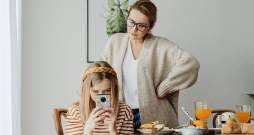Telefoni ģimenēs Latvijā rada spriedzi: 72% aicina tos lietot mazāk.