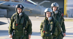 Francijas iznīcinātāju "Rafale" piloti ieradušies Nacionālo bruņoto spēku militārajā bāzē "Lielvārde", demonstrējot NATO klātbūtni reģionā.
