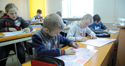 "Latvijā demogrāfiskā situācija kļūst arvien izaicinošāka – līdz 2040. gadam skolēnu skaits vispārējā izglītībā samazināsies gandrīz par 50%, dažviet pat vairāk kā 60%. Līdz ar to iepriekšējais finansēšanas modelis "Nauda seko skolēnam" ir sevi izsmēlis un vairs neatbilst pašreizējai realitātei," pamatojot modeļa "Programma skolā" nepieciešamību, raksta Izglītības un zinātnes ministrijas pārstāvji.