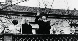 Valsts un Ministru prezidents Kārlis Ulmanis (centrā) un kara ministrs ģenerālis Jānis Balodis pie Rīgas pils 1936. gada aprīlī.