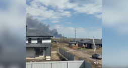 Dūmi no Ukrainas dronu triecienā cietušās naftas ķīmijas rūpnīcas Baškortostānā.