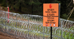 Dzeloņstiepļu žogs uz Latvijas—Baltkrievijas robežas. Dzeloņstiepļu žogs uz Latvijas—Baltkrievijas robežas.