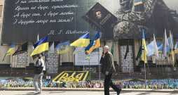 Plakāts pie Harkivas apgabala administrācijas sagrautās ēkas. Uz tā citētas Tarasa Ševčenko dzejas rindas, kurās vēstīts, ka uz atjaunotās zemes nebūs ienaidnieka, pretinieka, bet būs dēls, māte un cilvēki...