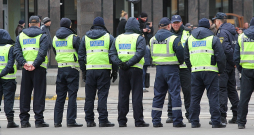 Valsts policijas gada pārskatā minēta statistika, ka 2025. gadā policijas amatpersonu skaits bija 4656, policijas darbinieki – 1199. Daļa no viņiem vēl papildina zināšanas arī augstskolās. Valsts policijas gada pārskatā minēta statistika, ka 2025. gadā policijas amatpersonu skaits bija 4656, policijas darbinieki – 1199. Daļa no viņiem vēl papildina zināšanas arī augstskolās.
