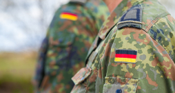 Modernizējot obligāto militāro dienestu, Vācijā pieņemts likums, kas apgrūtina jaunu vīriešu iespējas ceļot. Pēc sabiedrības sašutuma viļņa tā normas mīkstinātas, gan solot tās attiecināt uz izņēmuma situācijām. Modernizējot obligāto militāro dienestu, Vācijā pieņemts likums, kas apgrūtina jaunu vīriešu iespējas ceļot. Pēc sabiedrības sašutuma viļņa tā normas mīkstinātas, gan solot tās attiecināt uz izņēmuma situācijām.