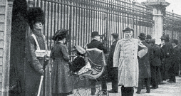 Zaglis un blēdis Vilhelms Foigts kļuva slavens kā Kēpenikas kapteinis. Attēlā: Vilhelms Foigts kapteiņa uniformā pie Bakingemas pils Londonā 1910. gada 19. martā.