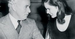 Čārlijs Čaplins ar savu jauno sievu Ūnu Holivudas naktsklubā 1944. gadā. Pāris apprecējās 1943. gadā, kad Ūnai bija 18 un Čārlijam – 54 gadi.