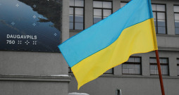 Ukrainas karogs Daugavpilī. Ilustratīvs attēls. Ukrainas karogs Daugavpilī. Ilustratīvs attēls.