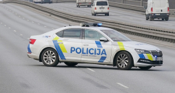 Policisti ar speciālajiem signāliem deva rīkojumu vadītājam apstāties, bet viņš to ignorēja.