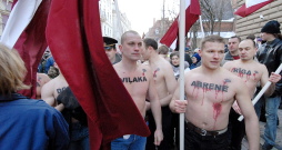 "Visu Latvijai!" jauniešu pikets pie Saeimas 2007. gada 8. februārī Raivja Dzintara vadībā. Puiši pusstundu stāvēja mīnuss 17 grādu salā un protestēja pret Abrenes atdošanu Krievijai.