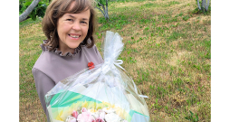Mājražotāja Anita Zagorska prot no zefīra uzburt puķu pušķus. Mājražotāja Anita Zagorska prot no zefīra uzburt puķu pušķus.