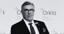 "Orkla" lielākais akcionārs Šteins Eriks Hāgens piedalās pārtikas uzņēmuma "Orkla Latvija" cepumu un vafeļu ražotnes atklāšanas pasākumā Ādažos. "Orkla" lielākais akcionārs Šteins Eriks Hāgens piedalās pārtikas uzņēmuma "Orkla Latvija" cepumu un vafeļu ražotnes atklāšanas pasākumā Ādažos.