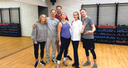 "Ārpus zonas: Everesta ēnā" dalībnieki gatavojoties ekspedīcijai.