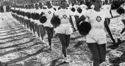 Aizsardžu vingrotāju parāde 1939. gadā.