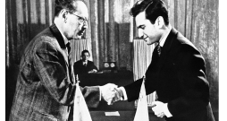 Divi Mihaili – Botviņņiks (no kreisās) un Tāls – 1961. gada pasaules čempiona titula revanša mačā Maskavā. Gadu iepriekš rīdzinieks Tāls ar izcilu sniegumu gāza Botviņņiku no pasaules čempiona torņa, kļūdams par visu laiku jaunāko pasaules čempionu šahā.