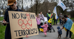 Šveices pilsētā Lozannā pie Starptautiskās Olimpiskās komitejas mītnes Ukrainas atbalstītāji protestē pret Krievijas sportistu līdzdalību starptautiskās sacensībās. Plakāts vēsta “Nē krievu
teroristiem”.