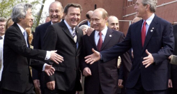 Šrēders kopā ar Džordžu V. Bušu, Vladimiru Putinu, Žaku Širaku un Džuničiro Koizumi Uzvaras dienas parādes laikā Maskavā 2005. gada 9. maijā.