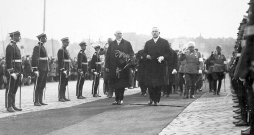 J. Čakste un L. K. Rēlanders pieņem godasardzi Helsinkos.