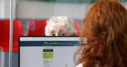 Ne visi Latvijas iedzīvotāji ir tik apķērīgi, ka apguvuši datorprasmes, un ne visiem ir dators. Daļa dod priekšroku nosūtījumiem papīra formātā, jo tas rada lielāku drošības sajūtu nekā pa tīkliem aizsūtītais.
