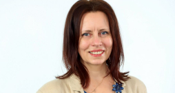 Ilze Eņģele: "Es piederu pie cilvēkiem, kas uzskata, ka vienu vai divas grāmatas var uzrakstīt jebkurš, kad dzīves pieredzes dēļ sakrājies ko teikt." Ilze Eņģele: "Es piederu pie cilvēkiem, kas uzskata, ka vienu vai divas grāmatas var uzrakstīt jebkurš, kad dzīves pieredzes dēļ sakrājies ko teikt."