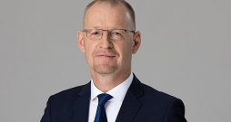 Kaspars Zakulis,SIA "Latvijas Zaļais punkts" valdes loceklis: "Šobrīd cilvēki mēdz saskarties ar situāciju, kad uz iepakojuma ir neskaidri simboli, pretrunīga informācija vai materiāls nav norādīts vispār. Turpmāk iepakojuma marķējums būs īpaši svarīgs."