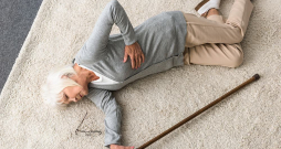 Osteoporozes gadījumā īpaši jāsargās no kritiena un gūžas kaula lūzuma. Osteoporozes gadījumā īpaši jāsargās no kritiena un gūžas kaula lūzuma.