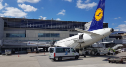 Aviokompānijas "Lufthansa" laineris Sent-Ekziperī lidostā Lionā Francijā. Vācijas nacionālā aviokompānija līdz oktobrim plāno atcelt 20 000 īso reisu.