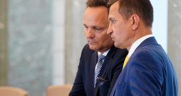 No amata atstādinātie Valsts kancelejas vadītājs Raivis Kronbergs (no kreisās) un zemkopības ministrs Armands Krauze (attēlā abi valdības sēdē pirms diviem gadiem).

