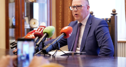 Ģenerālprokurors Armīns Meisters preses konferencē.