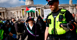 Policija vēro demonstrāciju Londonā. Policija vēro demonstrāciju Londonā.
