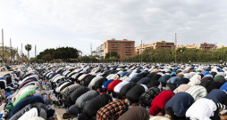 Spānijā dzīvo divarpus līdz trīs miljoni musulmaņu, no tiem pilsoņi – apmēram miljons. Attēlā – lūgšana ramadāna noslēgumā Almerijā Andalūzijā. Spānijā dzīvo divarpus līdz trīs miljoni musulmaņu, no tiem pilsoņi – apmēram miljons. Attēlā – lūgšana ramadāna noslēgumā Almerijā Andalūzijā.
