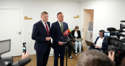 Saeimas sekretārs Edvards Smiltēns (no kreisās) un partijas "Apvienotais saraksts" Saeimas frakcijas vadītājs Edgars Tavars piedalās preses konferencē pēc partijas "Progresīvo" Saeimas frakcijas deputātu un Ministru prezidentes tikšanās, kur pārrunāja turpmāko darbu koalīcijā. Saeimas sekretārs Edvards Smiltēns (no kreisās) un partijas "Apvienotais saraksts" Saeimas frakcijas vadītājs Edgars Tavars piedalās preses konferencē pēc partijas "Progresīvo" Saeimas frakcijas deputātu un Ministru prezidentes tikšanās, kur pārrunāja turpmāko darbu koalīcijā.