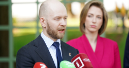 Partijas "Progresīvie" Saeimas frakcijas vadītājs Andris Šuvajevs un kultūras ministre Agnese Lāce piedalās preses brīfingā pēc tikšanās ar Valsts prezidentu Rīgas pilī, kurā pārrunāja tālāko rīcību valdības krīzes apstākļos.