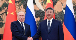 Krievijas diktators Vladimirs Putins (no kreisās) un Ķīnas prezidents Sji Dzjiņpins Šanhajas Sadarbības organizācijas samitā Tiandzjiņā pagājušā gada septembrī. Krievijas diktators Vladimirs Putins (no kreisās) un Ķīnas prezidents Sji Dzjiņpins Šanhajas Sadarbības organizācijas samitā Tiandzjiņā pagājušā gada septembrī.