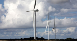 Lai strikti noteiktu kārtību, kādā vēja turbīnas un citas elektroenerģijas ražošanas iekārtas vai elektroenerģijas krātuves nojaucamas, Ministru kabinets tikko apstiprinājis grozījumus Elektroenerģijas tirgus likumā. Tie gan vēl jāskata Saeimai.
