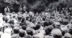 Latvijas cilvēktiesību grupas “Helsinki 86” atbalstītāji Bastejkalnā. Rīga, 1987. gada 14. jūnijs.