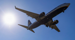 Eiropā daudzām aviokompānijām, arī zemo cenu lidsabiedrībai “Ryanair”, ievērojami palielinājušās aviācijas degvielas izmaksas, tādēļ tās palielināja aviobiļešu cenas. Eiropā daudzām aviokompānijām, arī zemo cenu lidsabiedrībai “Ryanair”, ievērojami palielinājušās aviācijas degvielas izmaksas, tādēļ tās palielināja aviobiļešu cenas.