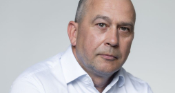 Juris Lazdiņš, "Zemnieku saeimas" valdes priekšsēdētājs: "Iepriekšējās trīs atbalsta kārtās ir apgūti jau aptuveni 26,5 miljoni eiro. Tas nozīmē, ka lauksaimnieki ir gatavi ieguldīt saimniecību energoneatkarībā un energoefektivitātē." Juris Lazdiņš, "Zemnieku saeimas" valdes priekšsēdētājs: "Iepriekšējās trīs atbalsta kārtās ir apgūti jau aptuveni 26,5 miljoni eiro. Tas nozīmē, ka lauksaimnieki ir gatavi ieguldīt saimniecību energoneatkarībā un energoefektivitātē."